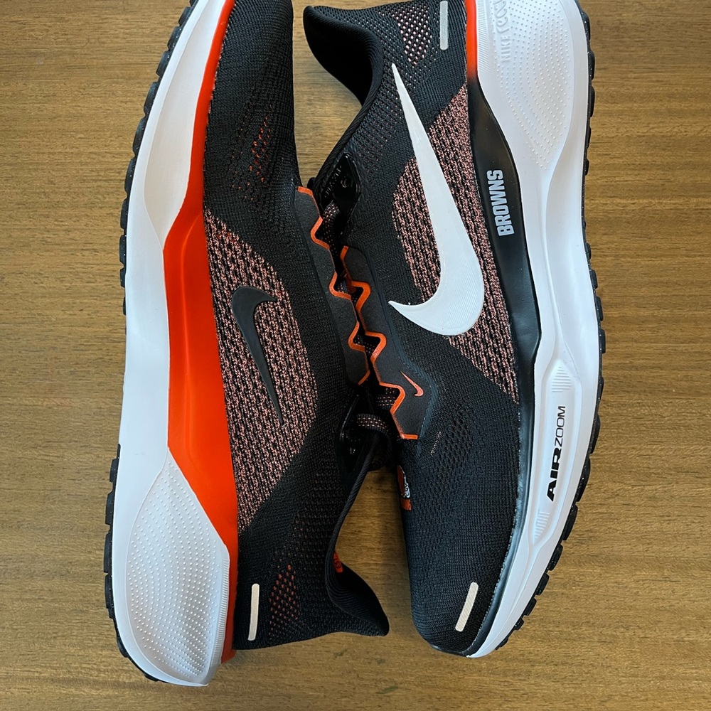 Nike Pegasus 41 Cleveland Browns - Picture 2 of 9